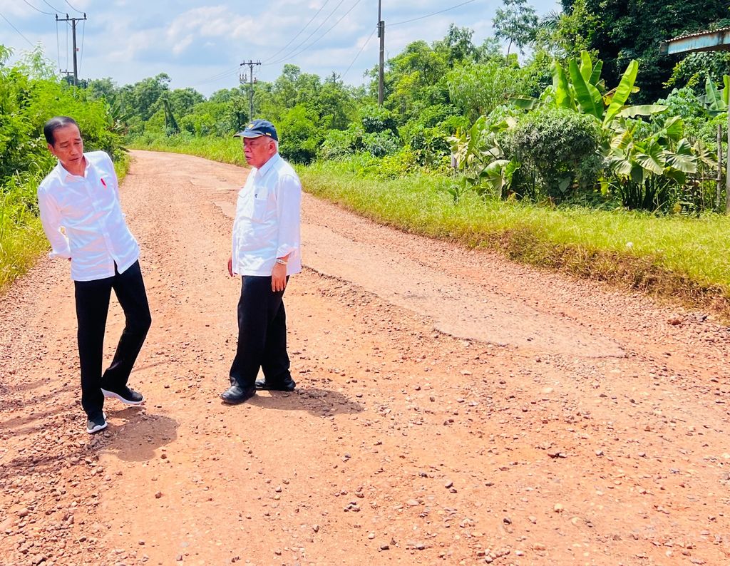 Presiden RI Jokowi didampingi menteri PUPR Basuki Hadimuljono Tinjau Kondisi Jalan di Provinsi Jambi. (Laily Rachev - Biro Pers Sekretariat Presiden)