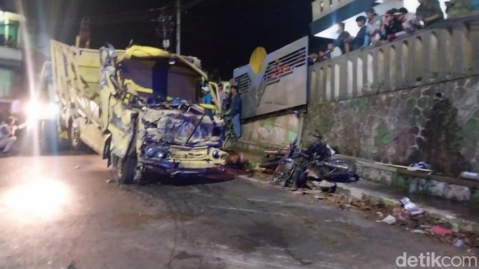 Truk ngeblong tabrak Avanza dan 3 motor di Jalur Klemuk Kota Batu