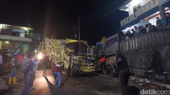 Truk ngeblong tabrak Avanza dan 3 motor di Jalur Klemuk Kota Batu