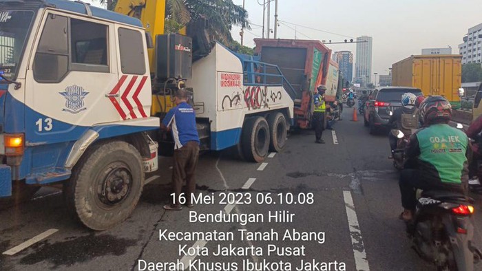 Truk sampah kecelakaan di dekat gedung DPR, lalin macet