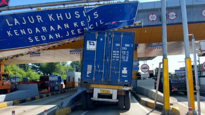 Truk Tabrak Tiang di GT Ciawi 2
