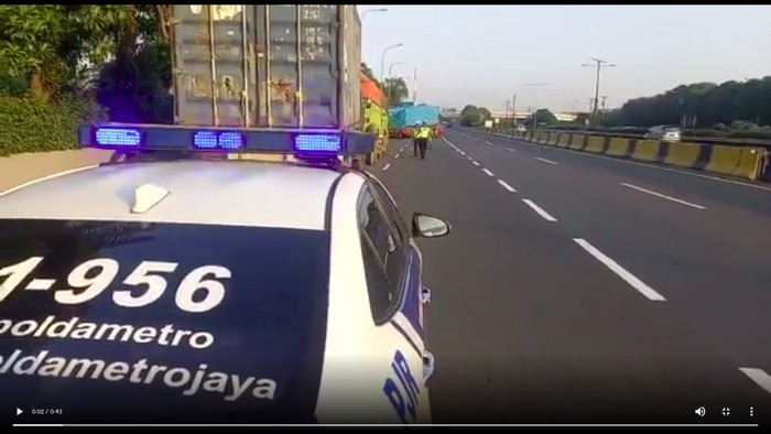 Truk yang Diusir di KM 25 Tol JORR arah Bandara Soetta