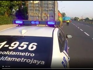 Polisi Usir Truk Parkir di Bahu Jalan di Tol JORR Arah Bandara Soetta