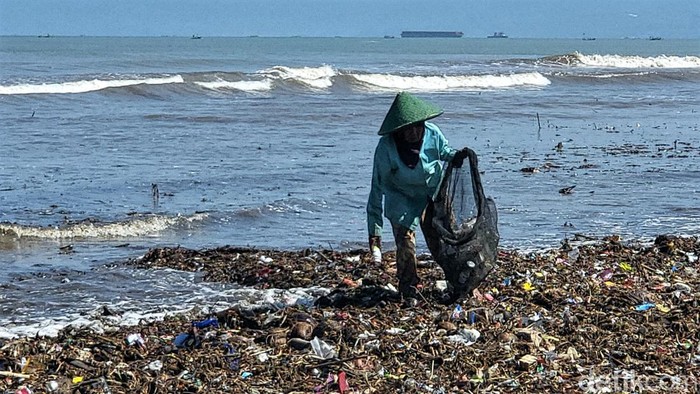 Tumpukan sampah di Pantai Loji Sukabumi.
