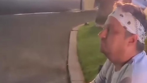 Viral, Bule Jualan Kacamata-Baju di Trotoar Pantai Kuta