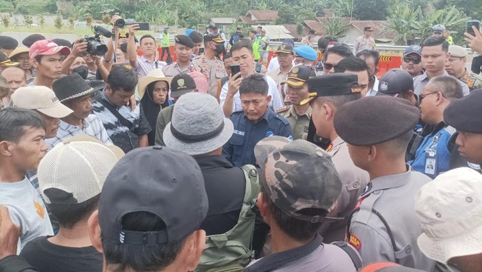 Tol Cileunyi-Sumedang-Dawuan (Cisumdawu) sempat didemo warga setempat tadi siang tepatnya di seksi 2 ruas Pamuluhan-Sumedang.