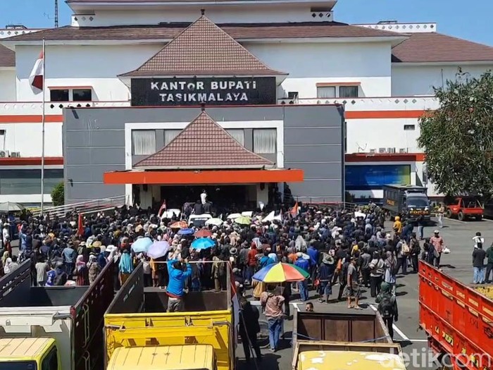 Warga geruduk Kantor Bupati Tasikmalaya protes jalan rusak.