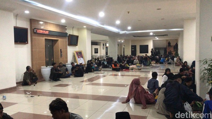 Warga Tasikmalaya saat berada di Kantor Bupati Tasikmalaya, Selasa (16/5/2023).