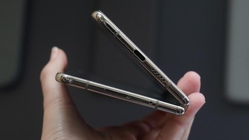 Pixel Fold memiliki lipatan seperti Galaxy Z Fold yang dibuat Samsung. Namun HP layar lipat milik Google ini didesain lebih compact dan tipis. Ukurannya 139,7 x 79,5 x 12,1 mm saat dilipat, dan 139,7 x 158,7 x 5,8 mm saat dibuka, dengan berat 283g. HP lipat ini memiliki peringkat IPX8 untuk ketahanan air.  