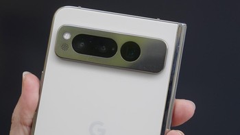 Pixel Fold memiliki kamera utama 48MP dengan OIS, dan dapat digunakan sebagai kamera selfie karena bisa memanfaatkan layar di bagian depan untuk menampilkan preview. Terdapat kamera ultra-wide 10,8MP dan kamera telefoto 10,8MP dengan 5x optical zoom. Google memberikan fitur fotografi Real Tone, Night Sight, dan Portrait bersama dengan mode pro-level dari Pixel 7 Pro, seperti video HDR 10-bit.  