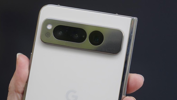 Wujud Pixel Fold, HP Lipat Pertama Google The Google Pixel Fold is demonstrated at a Google I/O event in Mountain View, Calif., Wednesday, May 10, 2023. (AP Photo/Jeff Chiu)