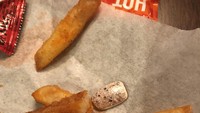 Sedang asyik makan kentang goreng, pengguna Reddit ini terkejut menemukan adanya potongan kuku di sela-sela makanan pesanannya. Foto: Pool/Site