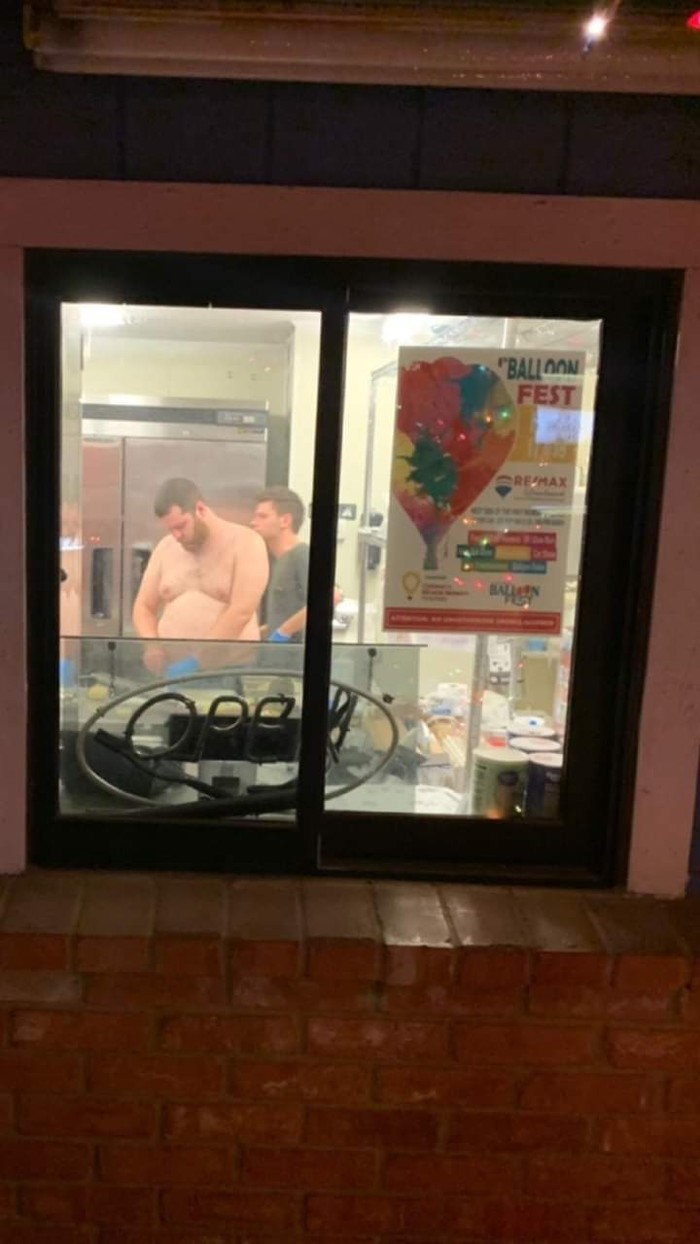 10 Aksi Aneh dan Menjengkelkan di Restoran, Gunting Kuku hingga Menggaruk Bokong! 10 Aksi Aneh dan Menjengkelkan di Restoran, Gunting Kuku hingga Menggaruk Bokong!