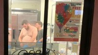 Memasak makanan tanpa mengenakan pakaian, restoran yang satu ini membuat para pengunjungnya merasa jijik.  Foto: Pool/Site