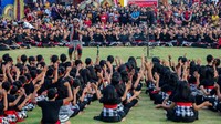Pada hari kedua, Selasa (16/5/2023) sore, sebanyak 1.000 siswa SD dan SMP se-Kabupaten Klungkung membuka gelaran Hari Pendidikan Nasional (Hardiknas) dengan mementaskan Cak Kolosal di Alun-alun Ida I Dewa Agung Jambe sekitar pukul 16.30 Wita.