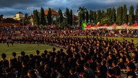 1.000 siswa SD dan SMP itu merupakan siswa perwakilan dari seluruh Kecamatan Klungkung kecuali Kecamatan Nusa Penida karena terhambat jarak. Para siswa tampil maksimal dengan kurun waktu latihan kurang lebih satu bulan.