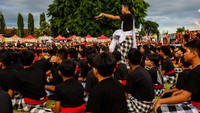 Pelatih dan penata cak, I Made Agus Suardina alias Gus Moy menerangkan sebelum latihan bersama, anak-anak mempelajari naskah cak dan rekaman suara dari pelatih didampingi para guru di sekolah masing-masing.
