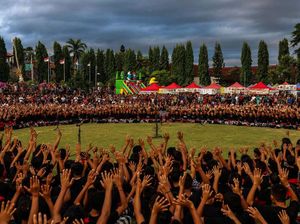 1.000 Pelajar Pentaskan Tari Kecak Kolosal di Bali
