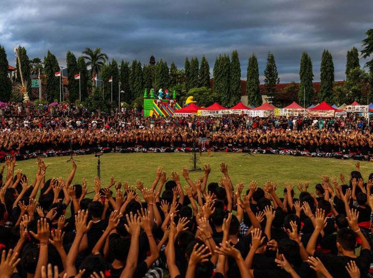 1.000 Pelajar Pentaskan Tari Kecak Kolosal di Bali