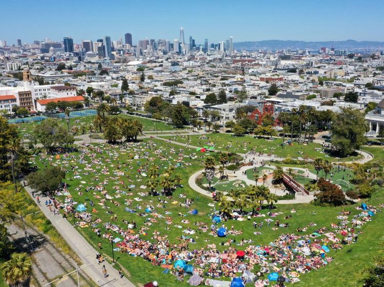 Santuynya Warga San Fransisco Berjemur di Taman Dolores