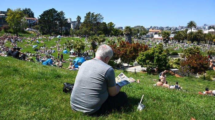 1254705840 SAN FRANCISCO, CA - MAY 13: San Franciscans enjoy warm weather at Dolores Park in San Francisco, California, United States on May 13, 2023. (Photo by Tayfun Coskun/Anadolu Agency via Getty Images)