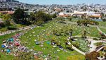 Santuynya Warga San Fransisco Berjemur di Taman Dolores