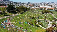 Begini penampakan sejumlah warga San Fransisco yang menyemut di Taman Dolores, California, Amerika Serikat.