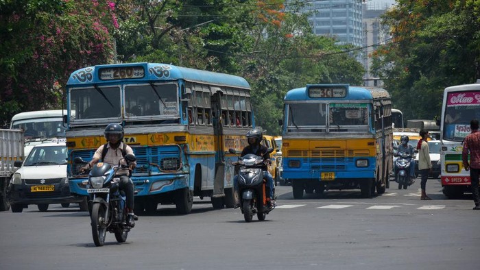 Vehicles as seen on road in Kolkata , India , on 17 May 2023 . A report commissioned by India's Ministry of Petroleum and Natural Gas recommends banning diesel-powered four-wheeled vehicles by 2027 in cities with a population of over one million and replacing them with electric and gas-fueled counterparts to curb pollution according to reports. (Photo by Debarchan Chatterjee/NurPhoto via Getty Images)