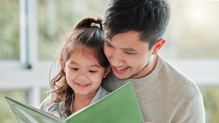 15 Kalimat yang Sebaiknya Diucapkan Ayah untuk Anak Perempuannya, Bikin Peka & Mandiri