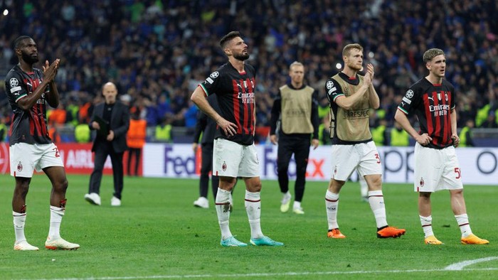 MILAN, ITALY - MAY 16: Players of AC Milan look dejected after the match during the UEFA Champions League semi-final second leg match between FC Internazionale and AC Milan at Stadio Giuseppe Meazza on May 16, 2023 in Milan, Italy. (Photo by Emmanuele Ciancaglini/Ciancaphoto Studio/Getty Images)
