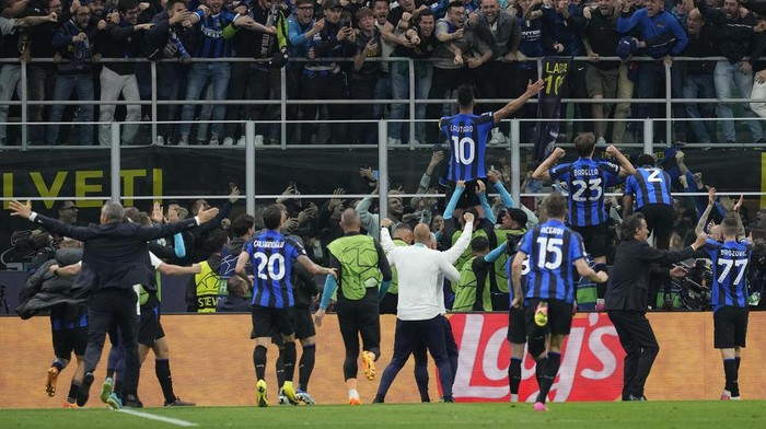 Inter Milans Lautaro Martinez, centre, celebrates after scoring his sides opening goal during the Champions League semifinal second leg soccer match between Inter Milan and AC Milan at the San Siro stadium in Milan, Italy, Tuesday, May 16, 2023. (AP Photo/Antonio Calanni)