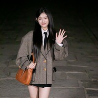 Leeseo IVE menjadi tamu termuda di acara Gucci Cruise 2024. Idol yang baru masuk SMA itu tampil dengan gaya preppy khas Gucci yang cocok dengan usianya. Stylist memadukan oversized tweed blazer, kemeja putih, dasi hitam dan mini skirt serasi. Foto: dok. Twitter @imbc_news