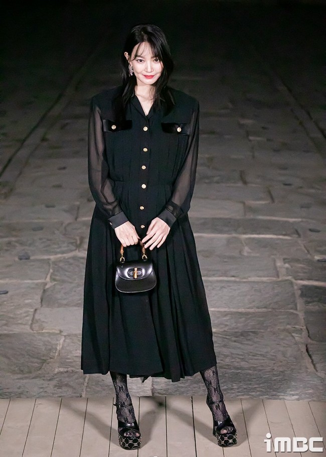 Hadir pula Shin Min Ah yang diumumkan sebagai Gucci Global Ambassador setelah membintangi drama Korea Hometown Cha Cha Cha. Kekasih Kim Woo Bin itu memakai gaun hitam klasik dengan handbag Gucci. Foto: dok. Twitter @imbc_news