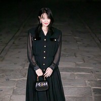 Hadir pula Shin Min Ah yang diumumkan sebagai Gucci Global Ambassador setelah membintangi drama Korea Hometown Cha Cha Cha. Kekasih Kim Woo Bin itu memakai gaun hitam klasik dengan handbag Gucci. Foto: dok. Twitter @imbc_news