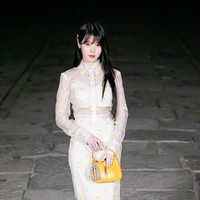 Rumah mode Gucci merayakan 25 tahun flagship pertamanya dibuka di Korea Selatan. Pada Selasa (16/5/2023), hadir global brand ambassador Gucci, IU memakai two-piece dress transparan bermotif floral. Gaunnya mengingatkan penggemar dengan hanbok (baju tradisional Korea). Foto: dok. Twitter @imbc_news