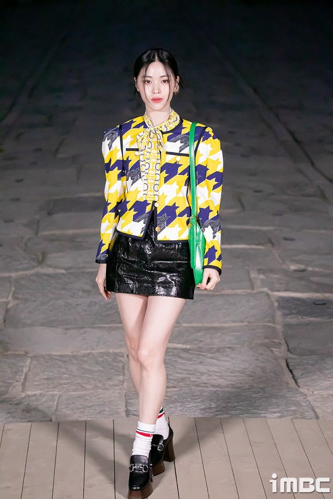 Ryujin ITZY juga memenuhi undangan acara Gucci pertamanya. Personel ITZY itu tampil dengan gaya retro memakai printed blouse berwarna mencolok dengan leather mini skirt, dan shoulder bag hijau. Foto: dok. Twitter @imbc_news