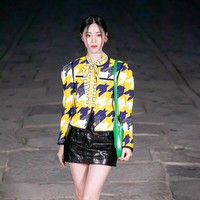 Ryujin ITZY juga memenuhi undangan acara Gucci pertamanya. Personel ITZY itu tampil dengan gaya retro memakai printed blouse berwarna mencolok dengan leather mini skirt, dan shoulder bag hijau. Foto: dok. Twitter @imbc_news