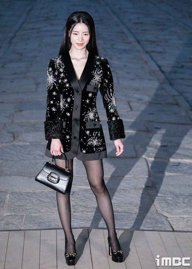 Bintang drama Korea The Glory Part 2 yang tengah naik daun, Lim Ji Yeon ikut meramaikan Gucci Cruise 2024. Sang aktris hadir dalam balutan busana serba hitam. Gaun beludru yang dikenakannya berhiaskan permata. Foto: dok. Twitter @imbc_news