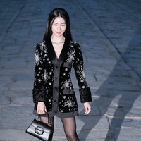 Bintang drama Korea The Glory Part 2 yang tengah naik daun, Lim Ji Yeon ikut meramaikan Gucci Cruise 2024. Sang aktris hadir dalam balutan busana serba hitam. Gaun beludru yang dikenakannya berhiaskan permata. Foto: dok. Twitter @imbc_news