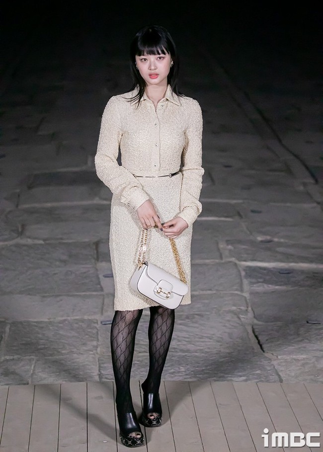 Hanni NewJeans menjadi global ambassador Gucci termuda di usia 18 tahun. Pelantun Ditto itu tampil dalam balutan dress berwarna krem dari koleksi Gucci Fall Winter 2023. Foto: dok. Twitter @imbc_news