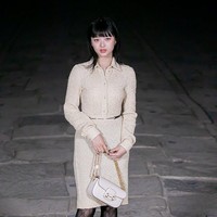 Hanni NewJeans menjadi global ambassador Gucci termuda di usia 18 tahun. Pelantun Ditto itu tampil dalam balutan dress berwarna krem dari koleksi Gucci Fall Winter 2023. Foto: dok. Twitter @imbc_news