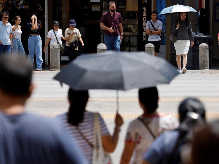 Aktivitas Warga Singapura di Tengah Panas Membara