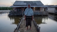 Warga yang tinggal di kawasan itu harus hidup berdampingan dengan air pasang yang tinggi, yang sering memenuhi pemukiman mereka.