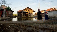 Fenomena ini terjadi karena penurunan tanah.
