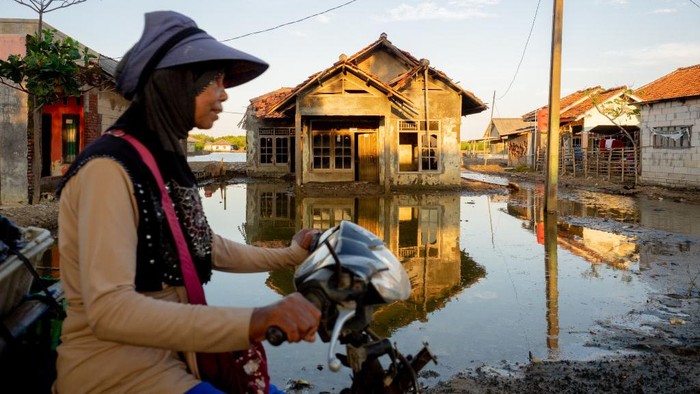 Rumah hingga pemakaman umum yang ada di garis pantai utara Jawa Barat mulai terancam abrasi. Begini penampakannya.