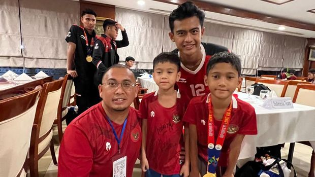 Andre Rosiade menyaksikan Indonesia vs Thailand di Kamboja