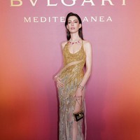 Garis leher yang menjuntai memperlihatkan kalung cantik dengan batu berlian pink yang semakin menonjolkan aura glamor. Foto: Getty Images