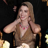 Wajah bintang film ‘The Hustle’ ini dipercantik dengan makeup bergaya soft glam. Foto: Getty Images