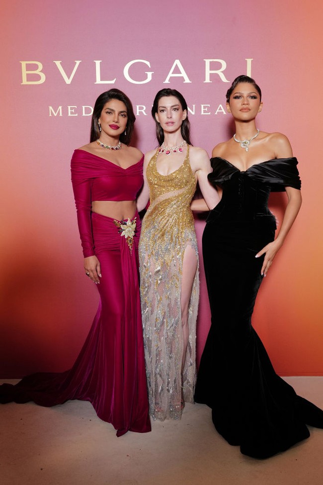 Anne Hathaway menyempatkan foto bersama brand ambassadir Bulgari lainnya, seperti Priyanka Chopra dan Zendaya. Foto: Getty Images