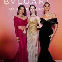 Anne Hathaway menyempatkan foto bersama brand ambassadir Bulgari lainnya, seperti Priyanka Chopra dan Zendaya. Foto: Getty Images